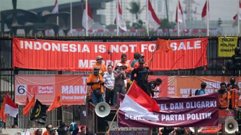 Indonesia: Election law changes spark mass protests .